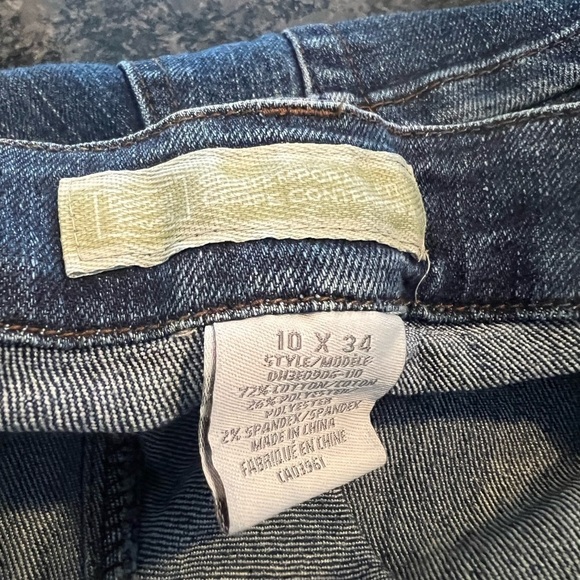 Super cute  and comfy jeans. Features a zipper and button and a slight foarw - Picture 3 of 3